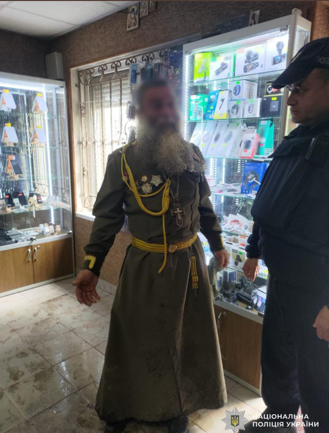 В Закарпатье священник УПЦ МП разгуливал в форме советской армии с георгиевскими лентами