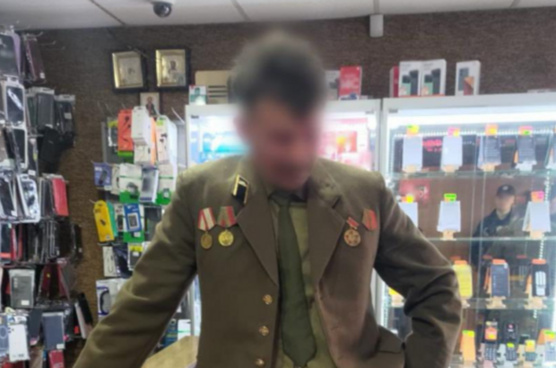 В Закарпатье священник УПЦ МП разгуливал в форме советской армии с георгиевскими лентами