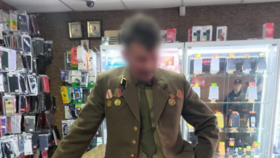В Закарпатье священник УПЦ МП разгуливал в форме советской армии с георгиевскими лентами