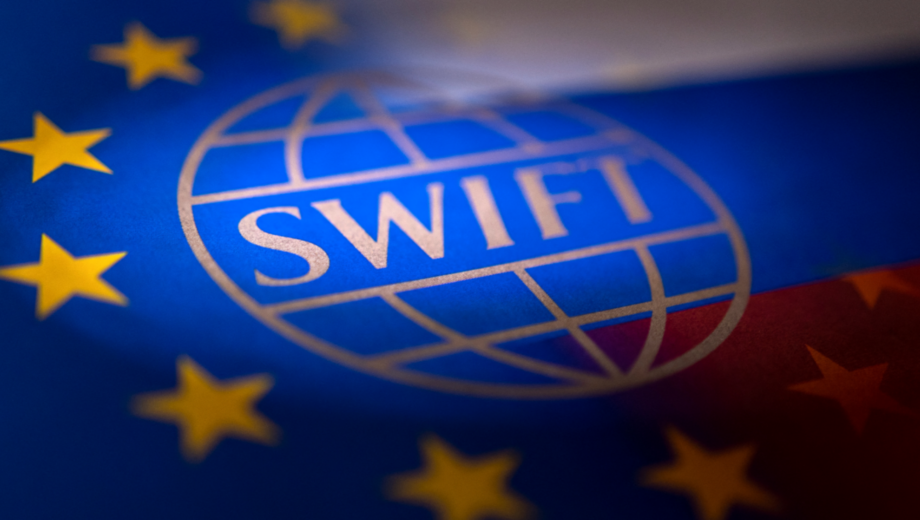 ЕС планирует отключить более 20 российских банков от SWIFT
