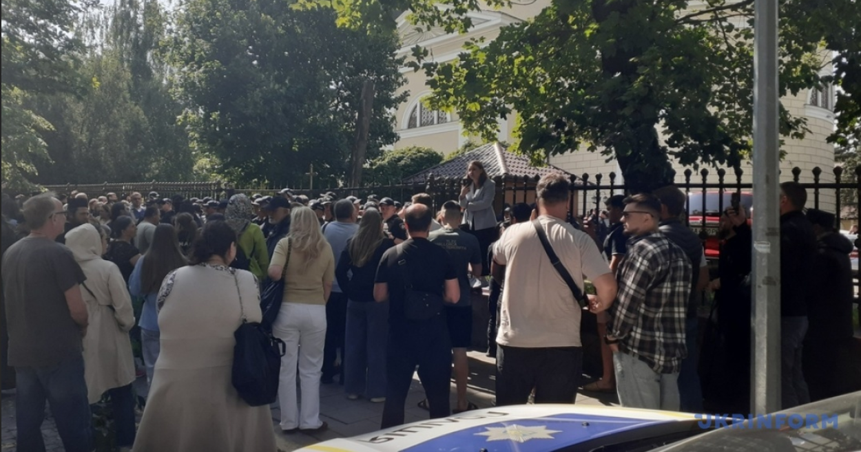 В центре Черновцов произошел конфликт между верующими украинской и московской церквей: привлечена полиция