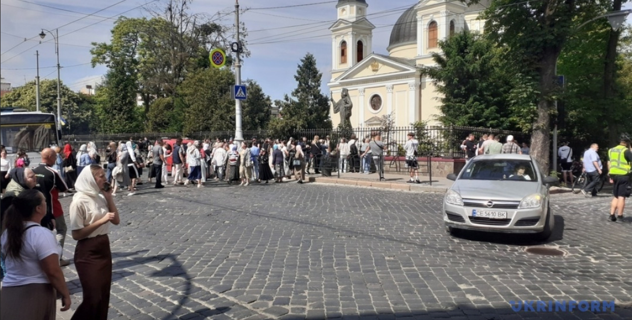 В центре Черновцов произошел конфликт между верующими украинской и московской церквей: привлечена полиция