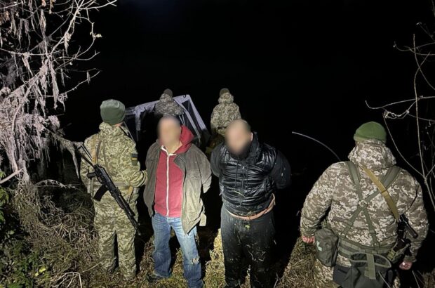 Чоловіки намагались переплести Дністер на матрацах: спроба перетину кордону провалилась