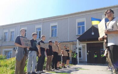 ”Ганьба тим, хто обкрадає армію”: перенесли засідання по справі майора, що збагачувався на продажі продуктів  з навчального центру ЗСУ