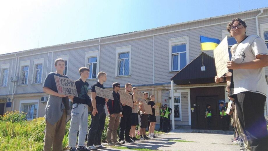 ”Ганьба тим, хто обкрадає армію”: перенесли засідання по справі майора, що збагачувався на продажі продуктів  з навчального центру ЗСУ