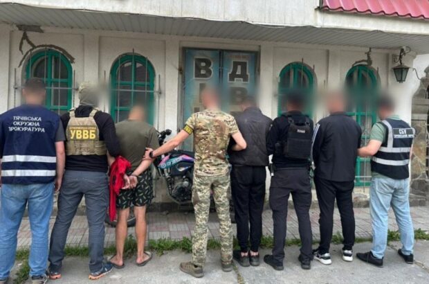 На Закарпатті 19-річний організатор та його спільник переправляли чоловіків за кордон