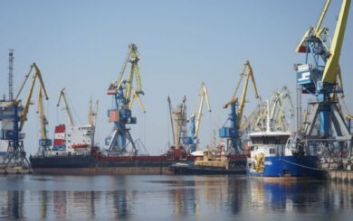 В Мариуполе поражена критическая инфраструктура порта и судно »теневого флота» рф