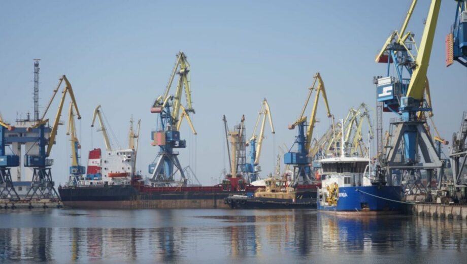 В Мариуполе поражена критическая инфраструктура порта и судно »теневого флота» рф