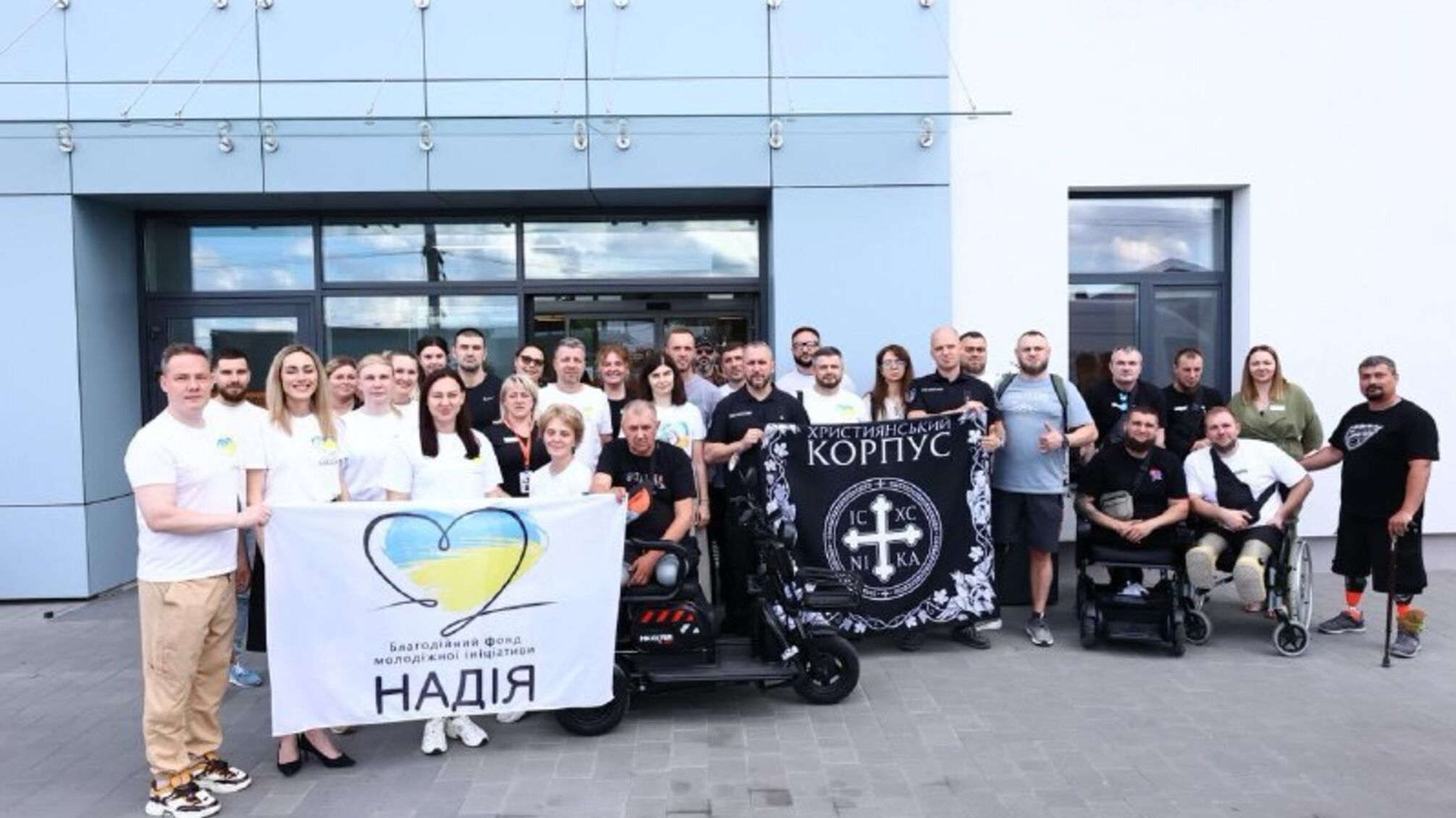 Християнський корпус, БФ молодіжної ініціативи ”Надія” та Валерій Дубіль відвідали лікарню Мечникова та Superhumans у Дніпрі
