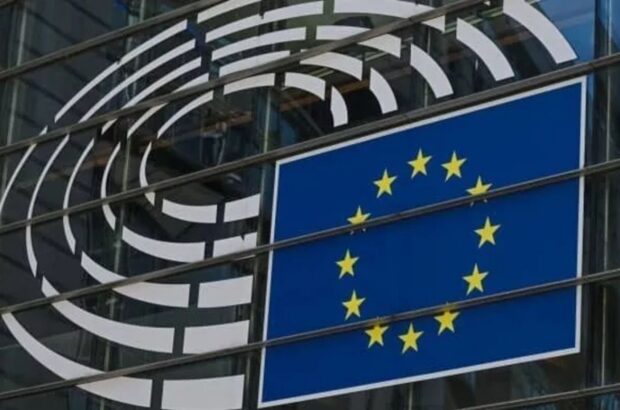 Европарламент поддержал более жесткие правила возвращения мигрантов: что изменится для искателей убежища