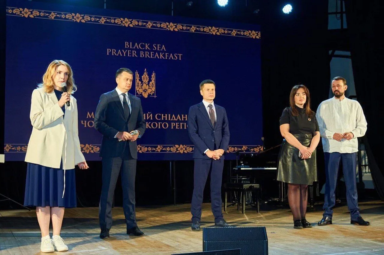 Американські сенатори, капелани та ветерани зібралися на Молитовний сніданок в Одесі