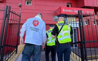 Аферисти на Позняках: у столичному БЦ ”Паралель” викрили двоповерховий шахрайський кол-центр (фото)