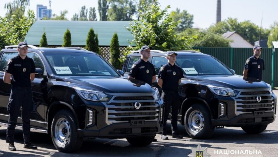 Республика Корея передала Нацполиции Украины 60 пикапов для работы в условиях войны