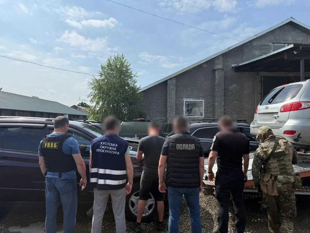 Бізнес на гумдопомозі: на Закарпатті затримали підприємця, який продавав ввезені для ЗСУ автівки