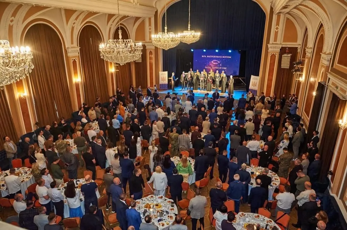 Американські сенатори, капелани та ветерани зібралися на Молитовний сніданок в Одесі