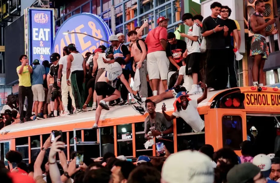 В Нью-Йорке после победы Knicks вспыхнули беспорядки: поджог автобуса и раненый подросток