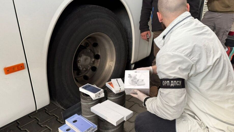 У рейсовому автобусі виявили контрабандну техніку: AirPods, iPhone та квадрокоптери
