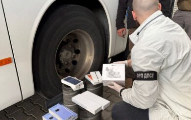 В рейсовом автобусе обнаружили контрабандную технику: AirPods, iPhone и квадрокоптеры