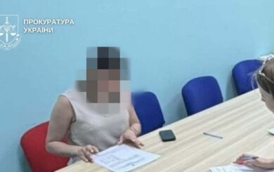 Переплатили почти 700 тысяч: в Киеве чиновнице сообщили о подозрении из-за закупки оборудования для школ