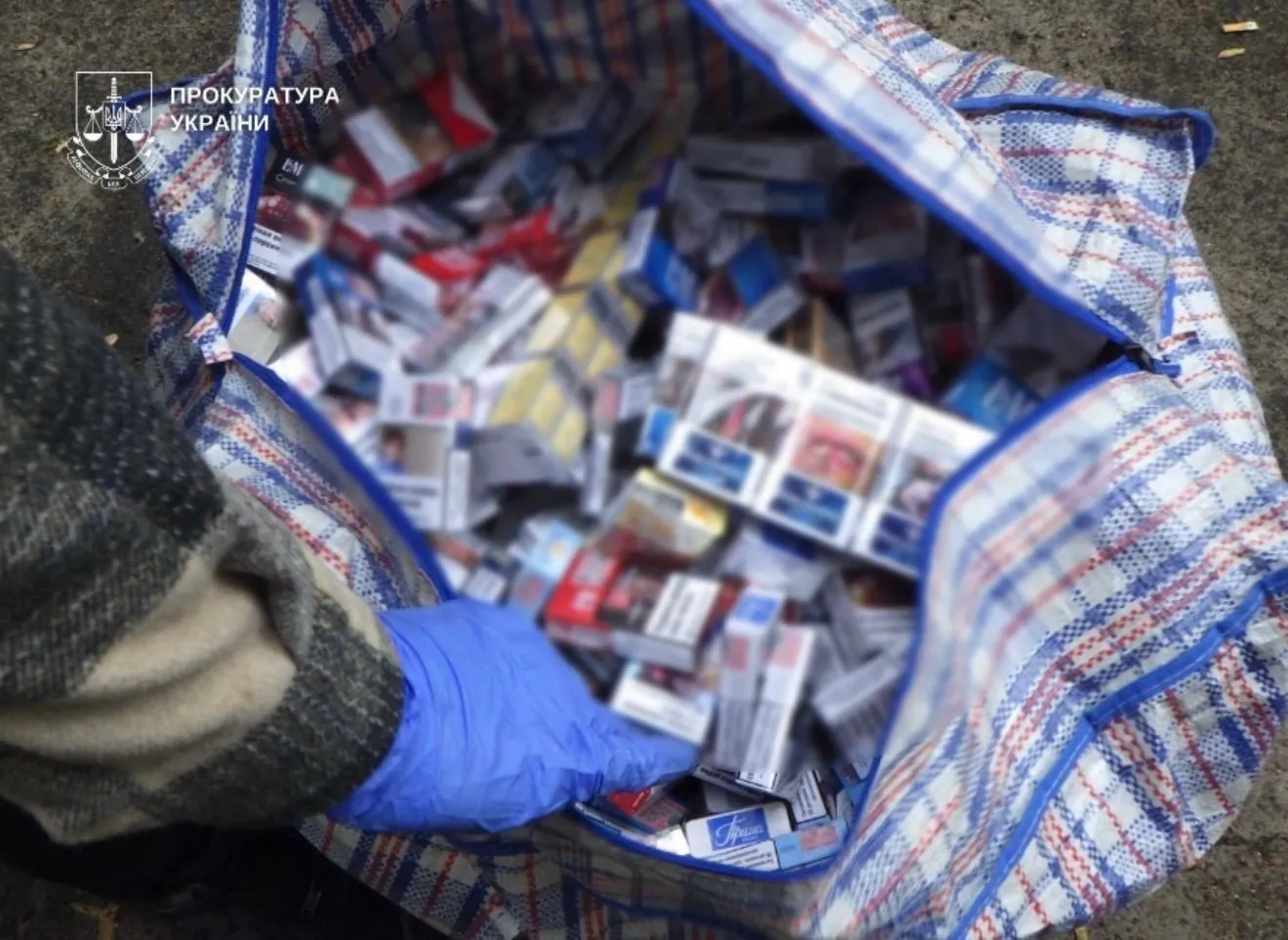 У Києві двоє чоловіків вночі обкрадали кіоски з тютюном: вилучено товар на майже 300 тис. грн