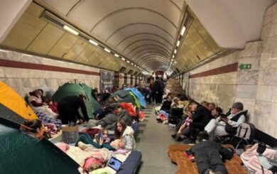 Палатки в метро во время атаки рф вызвали споры среди киевлян: в сети требуют новых правил