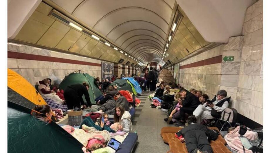 Палатки в метро во время атаки рф вызвали споры среди киевлян: в сети требуют новых правил