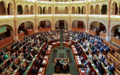 В Венгрии депутаты единогласно поддержали сокращение собственных зарплат почти на 40%
