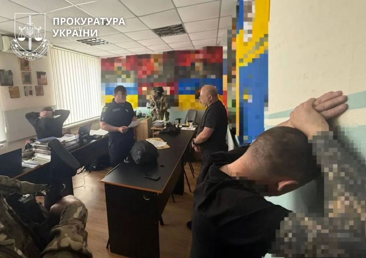 До 274 тысяч гривен взяток: чиновников армейского корпуса подозревают в поборах с военных