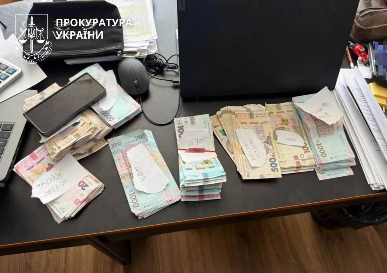 До 274 тисяч гривень хабарів: посадовців армійського корпусу підозрюють у поборах із військових