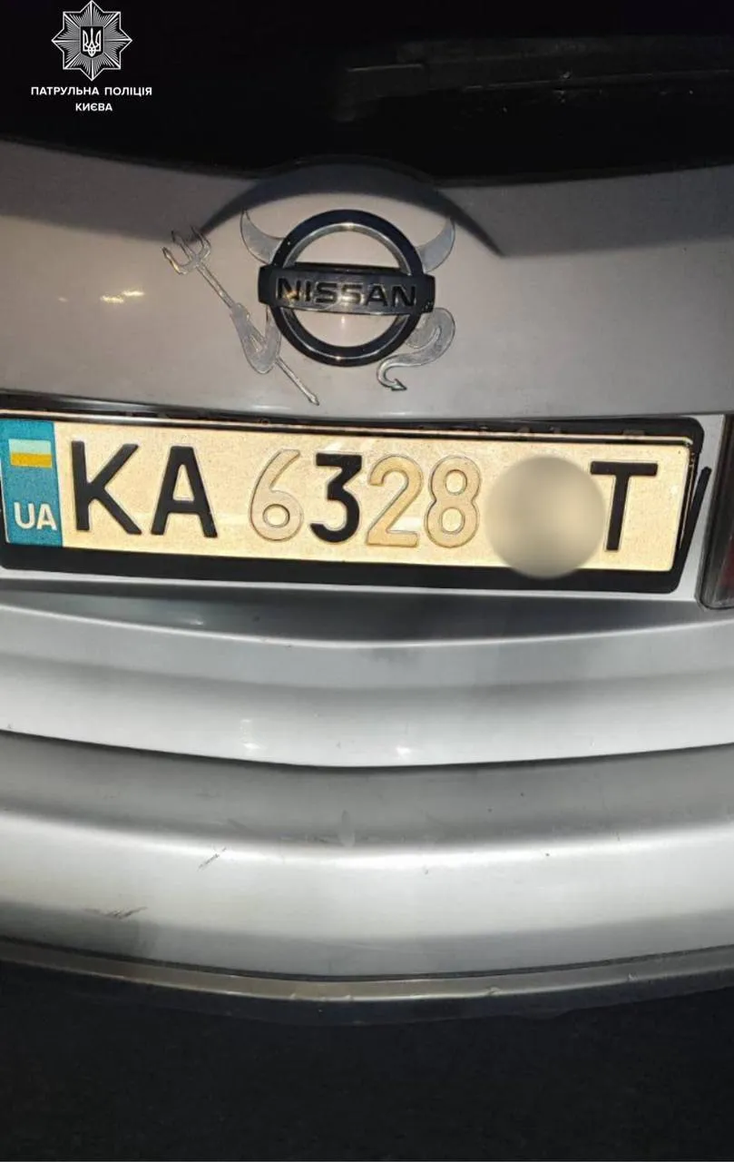 В Киеве водитель с заклеенными номерами убегал от полиции по тротуару: во время задержания произошел конфликт