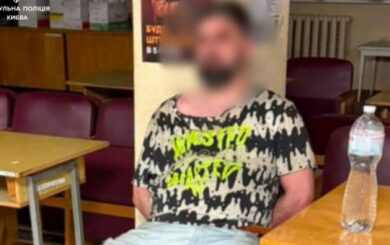 У Києві водій із заклеєними номерами тікав від поліції тротуаром: під час затримання стався конфлікт