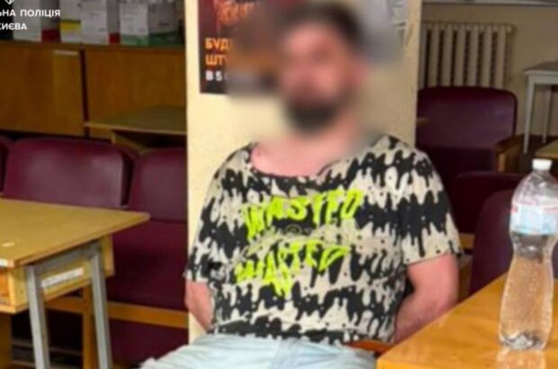 У Києві водій із заклеєними номерами тікав від поліції тротуаром: під час затримання стався конфлікт