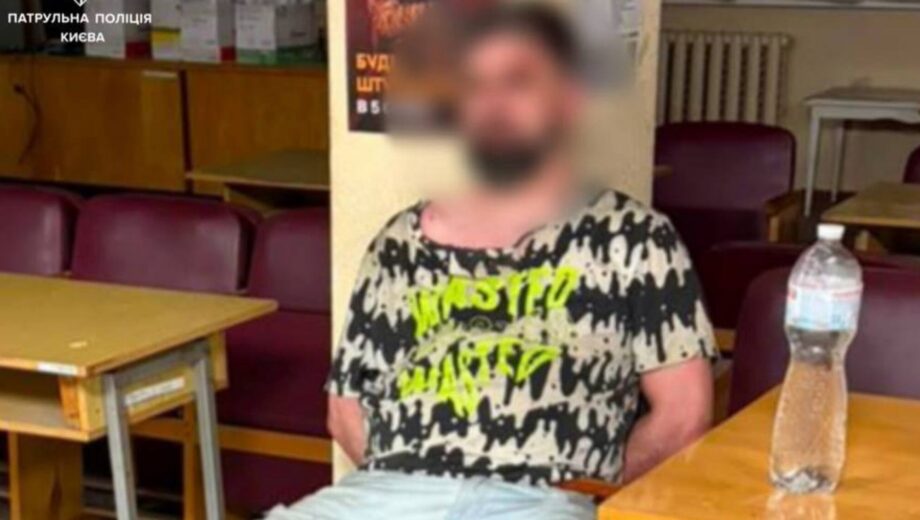 В Киеве водитель с заклеенными номерами убегал от полиции по тротуару: во время задержания произошел конфликт