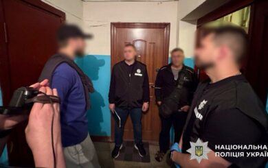 Вимагали 250 тисяч доларів і залякували родину: у Черкасах затримали злочинну групу