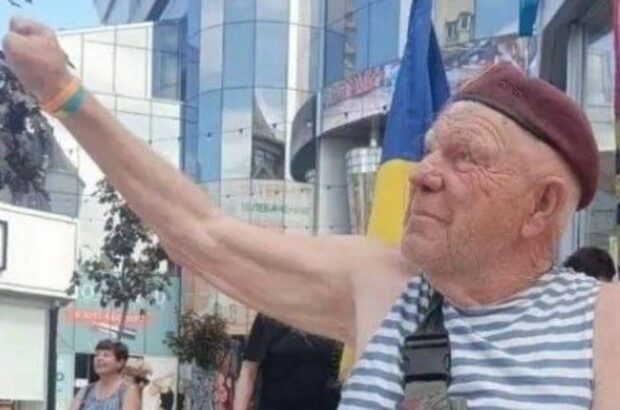 Волонтера дядю Гришу сначала не пустили в KFC в Хмельницком: заведение извинилось