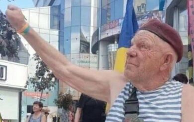 Волонтера дядю Гришу спершу не пустили до KFC у Хмельницькому: заклад вибачився