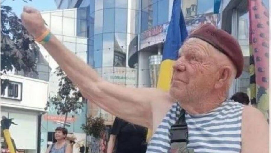 Волонтера дядю Гришу спершу не пустили до KFC у Хмельницькому: заклад вибачився