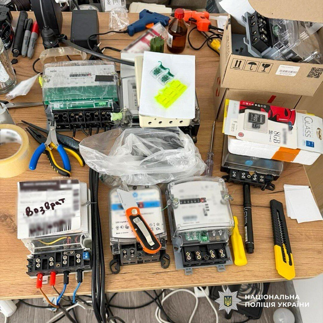 Нацполиция разоблачила схему вмешательства в работу счетчиков: ущерб нанес операторам электро- и газовых сетей