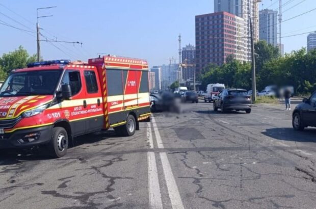У Києві водій BMW спричинив смертельну ДТП на Виговського: є загиблі
