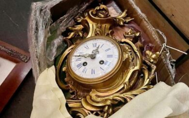 На Буковині у мікроавтобусі знайшли старовинний годинник XIX століття: речі везли до Румунії