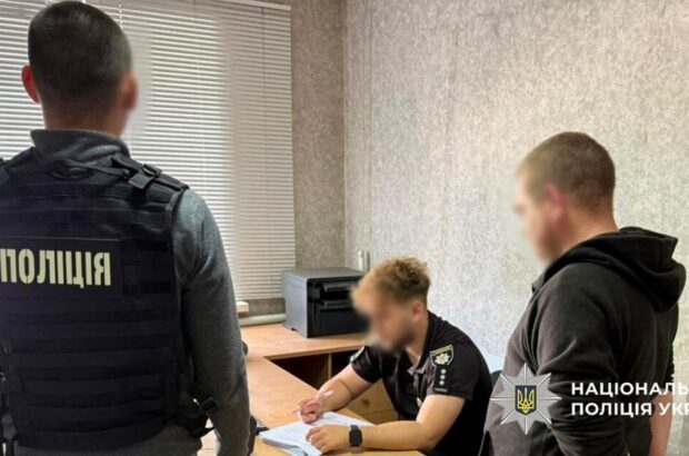 На Дніпропетровщині працівники ТЦК заштовхали чоловіка в бус, а коли йому стало зле – викинули біля смітника