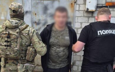 В Киеве во время задержания наркосбытчик угрожал взорвать гранату: спецназовцы КОРД его разоружили