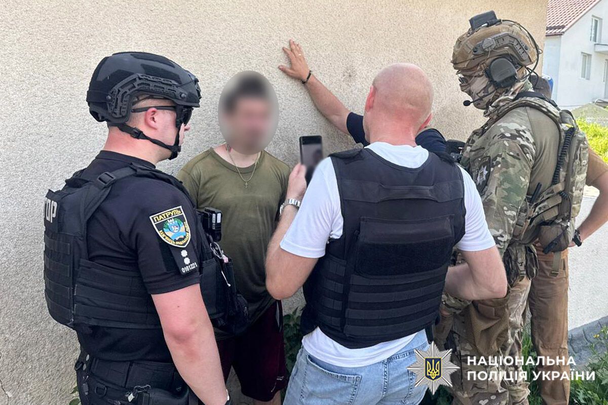 Спецоперація ''Грім'': на Хмельниччині затримали озброєного чоловіка, який погрожував патрульним