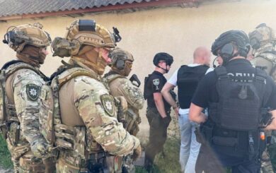 Спецоперация »Гром»: в Хмельницкой области задержали вооруженного мужчину, который угрожал патрульным