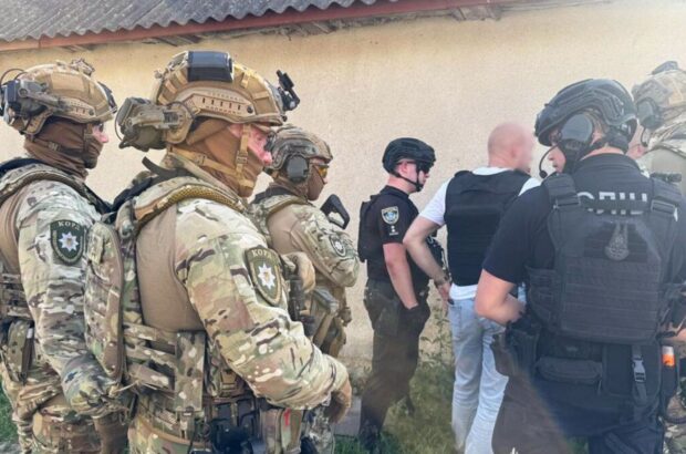 Спецоперация »Гром»: в Хмельницкой области задержали вооруженного мужчину, который угрожал патрульным