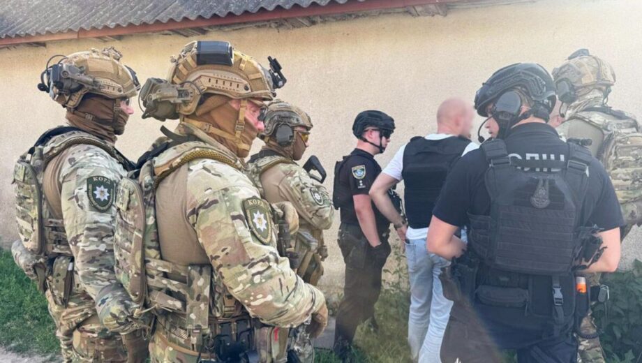 Спецоперация »Гром»: в Хмельницкой области задержали вооруженного мужчину, который угрожал патрульным