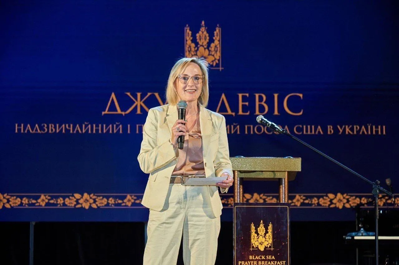 Американські сенатори, капелани та ветерани зібралися на Молитовний сніданок в Одесі
