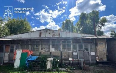 У Києві через суд повертають громаді ділянку на березі Дніпра, зайняту незаконною забудовою