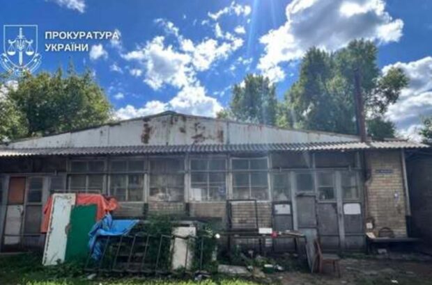 У Києві через суд повертають громаді ділянку на березі Дніпра, зайняту незаконною забудовою