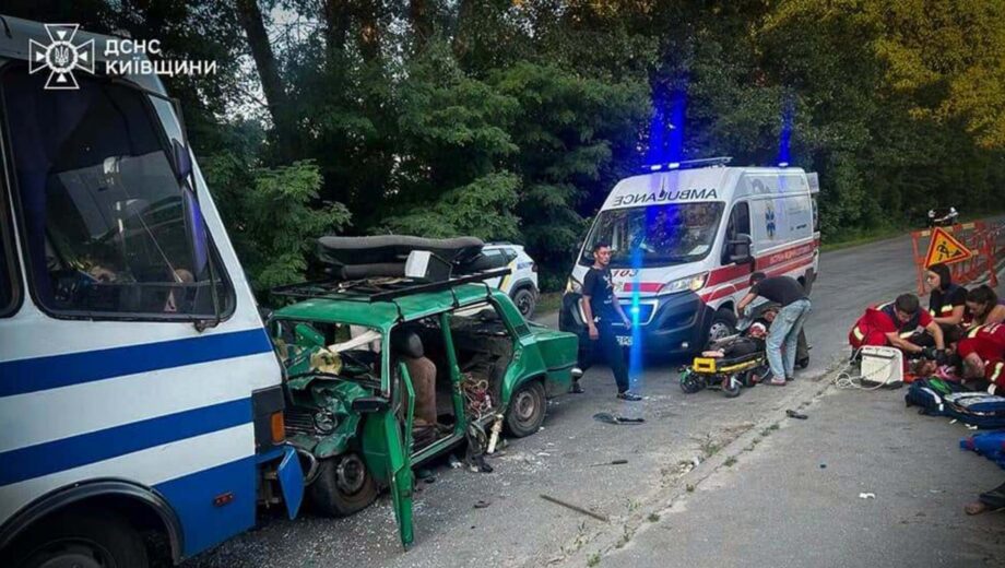 В Броварах автобус столкнулся с легковушкой: среди погибших — двое детей